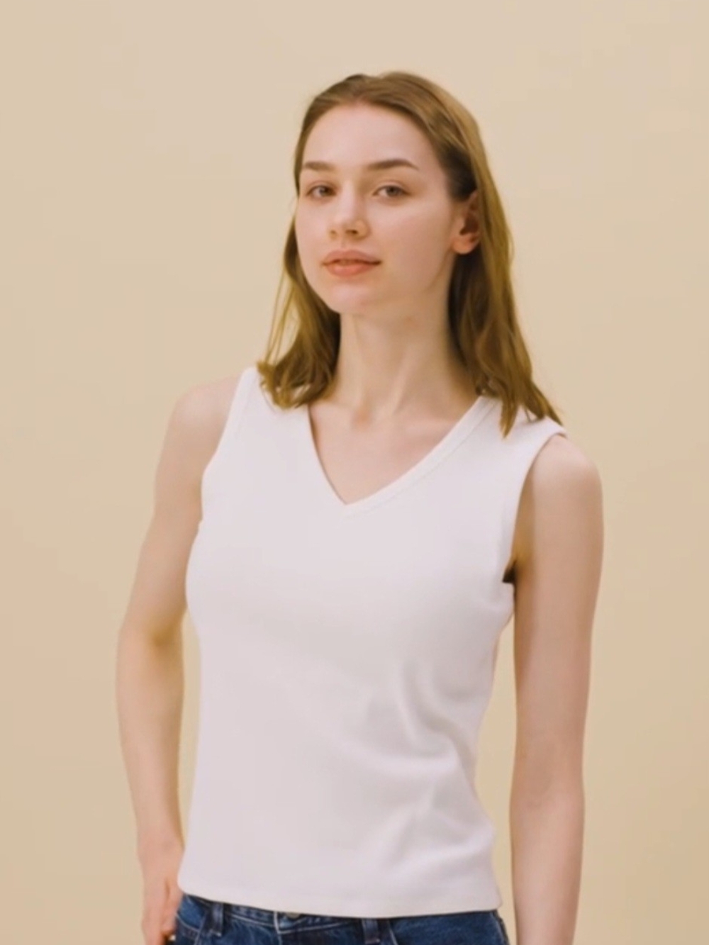 Uniqlo White Sleeveless V-Neck Tank Top With Built In Bra - Picture 9 of 9